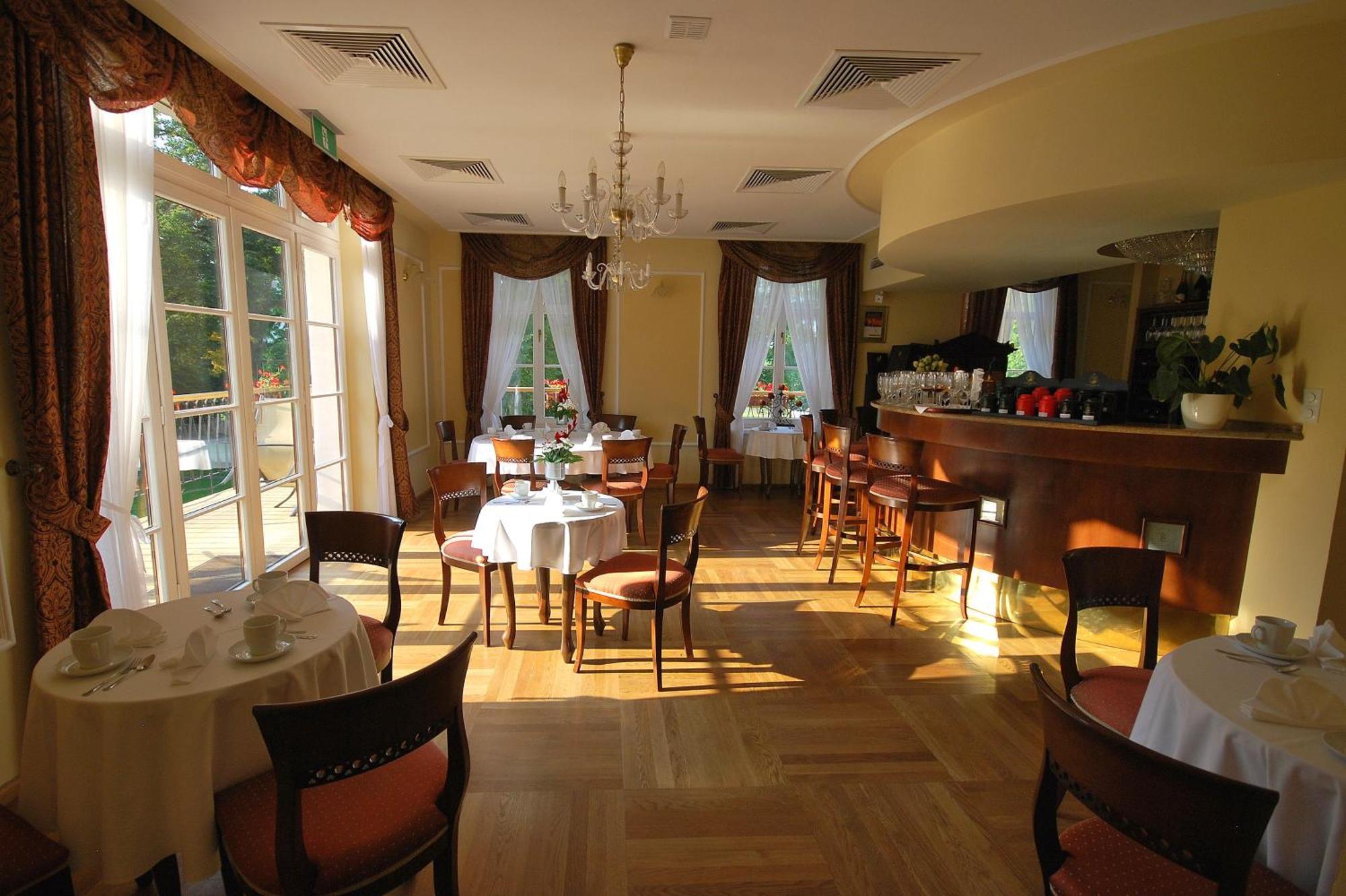 Dwor Kombornia - Folwark Exterior foto