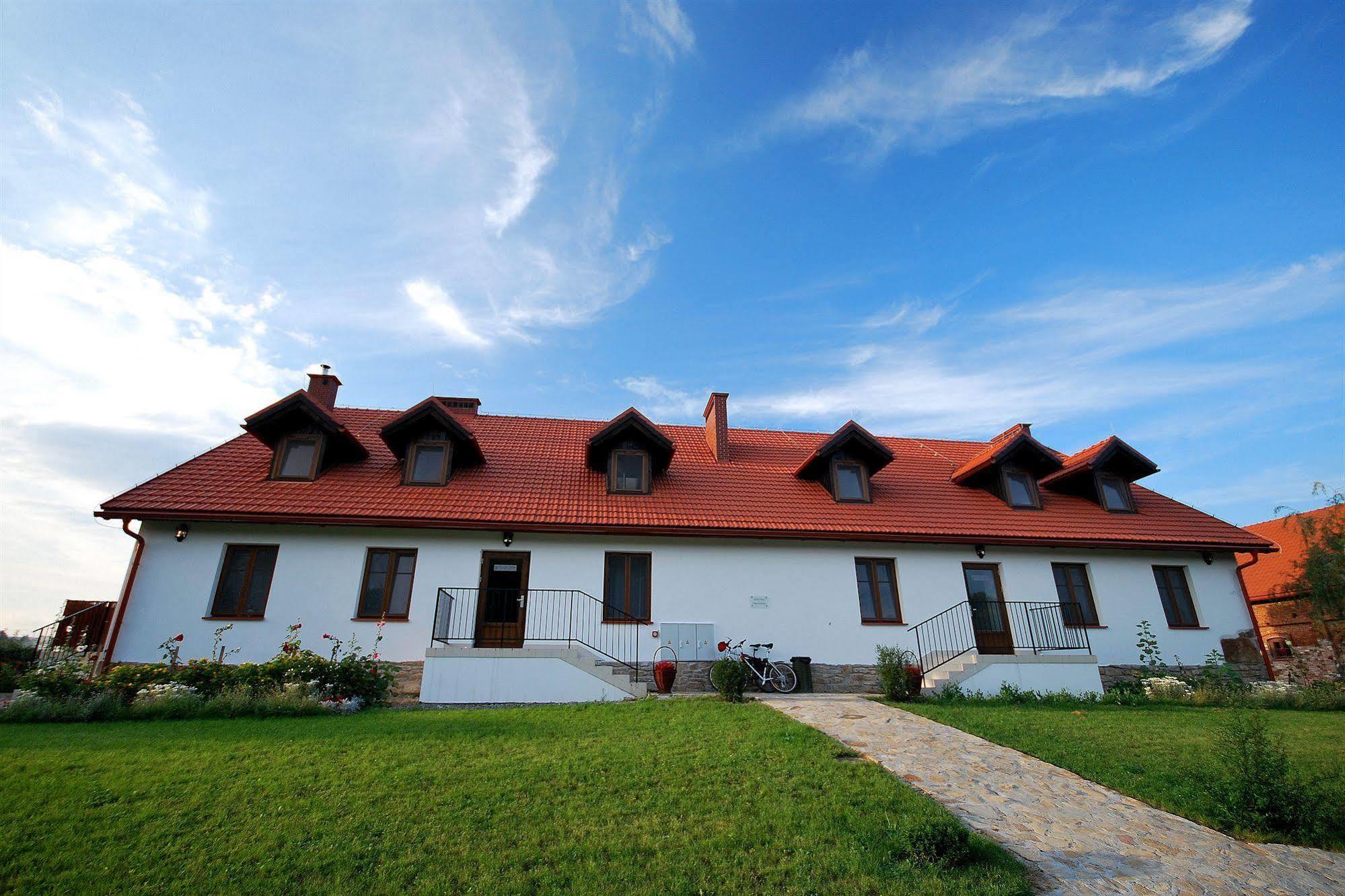 Dwor Kombornia - Folwark Exterior foto